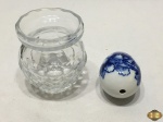 Lote composto de pequeno cachepot em vidro moldado e ovo decorativo em porcelana azul e branca.