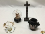 Lote com 4 itens decorativos, composto de golfinhos, potiche, totem e globo com pagode 3D. Medindo o totem 15,5cm de altura.