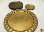 Lote composto de bandeja, petisqueira e salva em metal dourado. Medindo a bandeja 28cm de diâmetro.