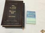 Lote de 2 livros judaicos, composto de um livro de salmos em hebraico e um Sidur Tehilat Hashem com tradução e transliteração.