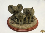 Escultura de elefantes em resina africana. Medindo 16cm de comprimento x 11,5cm de altura.