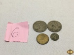 Lote com 4 moedas diversas para colecionador.