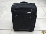 Mala de viagem media da Samsonite com rodizio. Medindo 55cm de altura x 39cm de largura x 23cm de profundidade.