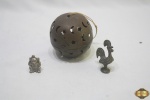 Lote com 3 enfeites em metal, sendo um galo de barcelos, uma bola para pendurar e um macaquinho. Medindo a bola 8,5cm de diâmetro.