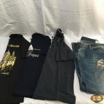 Lote de roupas masculinas composto por três blusas para o dia a dia com estampas diferentes, todas as peças em perfeito estado.