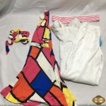 Lote de roupa infantil ( 2 anos)  sendo um vestido, uma faixa e uma calça branca aveludada com pé . Todas em perfeito estado.