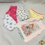 Lote de roupas para boneca, sendo 2 bermudas, 1 calça, 1 blusa, 2 calcinhas