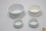 Lote composto de 4 bowls em porcelana branca. Medindo o maior 12,5cm de diâmetro x 6,5cm de altura.