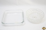 Lote composto de pirex quadrado e bowl em cristal lapidado com furo no fundo para encaixar um pé. Medindo o bowl 20,5cm de diâmetro  x 7cm de altura.