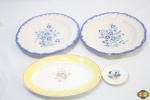 Lote composto de 2 pratos decorativos em porcelana floral, pequeno prato decorativo com dama e moinho e travessas oval rasa em porcelana floral. Medindo a travessa 24cm x 16,5cm.