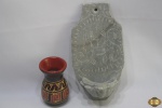 Lote composto de porta água benta em pedra sabão e pequeno vaso em cerâmica pintada. Medindo o porta água benta 21,5cm x 11,5cm. O vaso está com um bicado na borda.