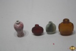 Lote de 4 pequenos perfumeiros em materiais variados. Medindo o maior em porcelana 7,5cm de altura.