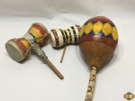 Lote de 3 instrumentos decorativos de percussão em madeira. Medindo o chocalho 33cm de comprimento.