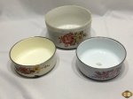 Lote composto de bowl em porcelana floral e 2 bowls em ágata floral. Medindo o bowl em porcelana 19cm de diâmetro x 11cm de altura. Uma das peças em ágata, está com um desgaste na base.