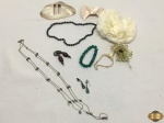 Lote de Bijuterias composto por 2 colares, 2 pares de brincos, 2 pulseiras e diversas presilhas de cabelo.