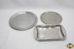 Lote de 2 bandejas redondas e 1 travessa retangular funda em aço inox. Medindo a travessa 28,5cm x 18cm x 3cm de altura.