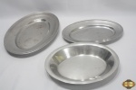 Lote de 3 travessas ovais em aço inox, sendo 2 rasas e 1 funda. Medindo a funda 29,5cm x 23,5cm x 4cm de altura.