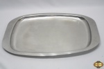 Bandeja retangular em aço inox. Medindo 47cm x 32cm.