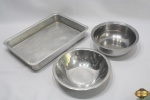 Lote composto de tabuleiro retangular em alumínio e 2 bowls em aço inox. Medindo o bowl maior 21,5cm de diâmetro x 7,5cm de altura.