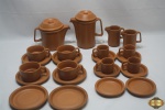 Jogo de chá e café com 12 peças em cerâmica crua. Composto de bule de chá, bule de café, 2 leiteiras, 4 xícaras de chá, 6 pires de chá, 4 xícaras de café e 6 pires de café.
