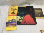 Lote composto de 4 livros, sendo 2 sobre adoção, 1 com fotos de pais e filhos e 1 sobre linguagem corporal.