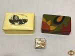 Lote composto de 3 caixas decorativas em materiais diversos. Medindo a caixa em porcelana amarela 13,5cm x 9cm x 5cm de altura.