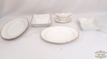 Parte de aparelho jantar 5 peças porcelana alema  da Bavaria ,branca filetada a ouro. Composto 1 travessas ovais 35cm x 23cm, oval pequena 32cm x23cm,  2 quadradas , 17cm x 17cm, 1 molheira. Marcado na base ,