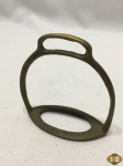 Estribo infantil em bronze. Medindo 8,5cm de largura x 10cm de altura