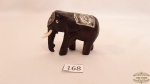 Pequeno Enfeite Miniatura Elefante em Madeira. Medidas: 8 cm de comprimento e 6 cm de altura.