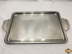 Bandeja retangular com alça em aço inox Platinox cinzelado. Medindo 48,5cm alça alça x 29cm de largura.