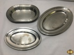 Lote de 3 travessas ovais em aço inox. Medindo a funda 29,5cm x 20,5cm x 4cm de altura.