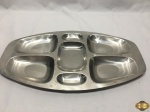 Petisqueira oval com 7 divisões em aço inox. Medindo 45cm x 25,5cm.