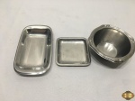 Lote composto de 2 manteigueiras e bowl em aço inox. Medindo o bowl 12,5cm de diâmetro x 4,5cm de altura.