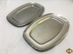 Lote composto de 2 travessas retangulares em aço inox. Medindo 35,5cm x 24,5cm.