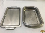 Lote composto de bandeja retangular e travessa retangular funda em aço inox. Medindo a travessa 29,5cm x 19,5cm x 4,5cm de altura.