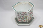 Lindo cachepot em porcelana oriental facetada com pintura floral. Medindo 19,5cm de altura x 23,5cm de diâmetro.