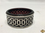 Saleiro individual de mesa em vidro roxo com acabamento em prata de lei Sterling. Medindo 4cm de diâmetro x 2cm de altura.