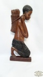 Escultura e, talha em  madeira  africana com selo autorizado.Medida 48cm x 20 cm. Com selo  autorizado, cOM RESTAURO CONFORME A FOTO, perto do pescoço