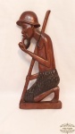 Escultura e, talha em  madeira  africana com selo autorizado.Medida 48cm x 20 cm. Com selo  autorizado. COM RESTAURO CONFORME A FOTO