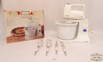 Batedeira T- Fal Cake Mixer Turbo 200 com Acessorios Funcionando.Medidas: batedores 19cm de comprimento , maquina 30cm de altura por 28cm de comprimento , funcionado 127v