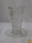 Vaso floreira em cristal moldado com flor fosca. Medindo 25,5cm de altura.