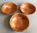 3 BOWLS EM MADEIRA PRENSADA . MEDE 20 CM .