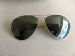 ÓCULOS 58L RAYBAN DOURADO. FALTA 1 PRENDEDOR DE NARIZ .