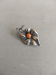 LINDO BROCHE EM PRATA DE LEI COM CORAL AO MEIO . PESO 4 GRS. E MEDE 4 CM .