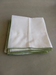 16 GUARDANAPOS BRANCO COM BORDA VERDE . LISOS NO ESTADO . MEDE 0,39 X 0,39 CM. NO ESTADO.