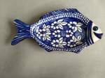 TRAVESSA EM CERÂMICA PORTUGUESA . FORMATO DE PEIXE. MEDE 36 X18 CM