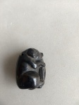 PORCO DA SORTE NETSUKE - JAPÃO EM CORAL NEGRO. MEDE 4 CM .