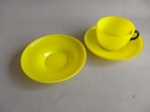 CONJUNTO DE XÍCARA COM PIRES EM VIDRO DA BOHEMIA "TANGO GLASS" AMARELO + PIRES EXTRA - DÉCADA DE 1920. 1 PIRES TEM UM MINI BICADO.