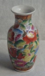 Vaso floreira, em porcelana oriental esmaltada e vitrificada, com decoração floral, med. 16cm.