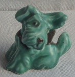 Escultura Inglesa de cachorro em Porcelana verde com tons bracos, circa 60/70 em perfeito estado de conservação, mantém parte dos elo do vendedor na base.Alt. 10cm x 10cm de comprimento x 6cm de largura.